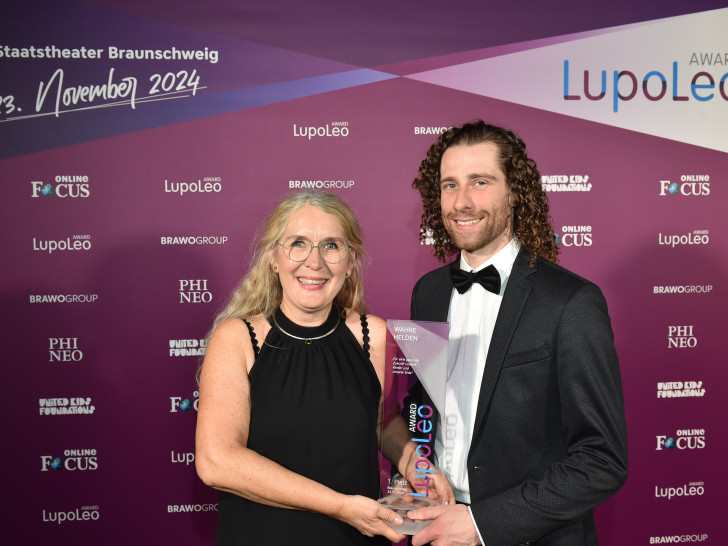 Die Sieger des „Projekt Award“ des LupoLeo Award 2024: Ruth Retterath und Maximilian Doll von den „Recycling Roadies – CleanUp nach der Flut“ des Vereins Clean River Project e. V. aus Winningen