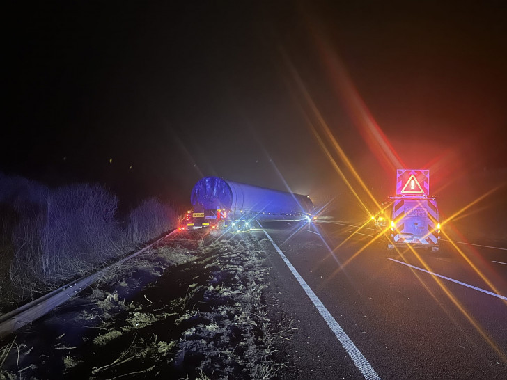 Ein Schwerlasttransporter blockiert die A2 bei Helmstedt.