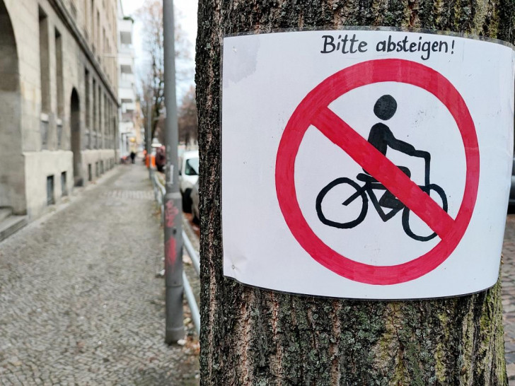 Selbstgemaltes Verbotsschild für Fahrradfahrer (Archiv)