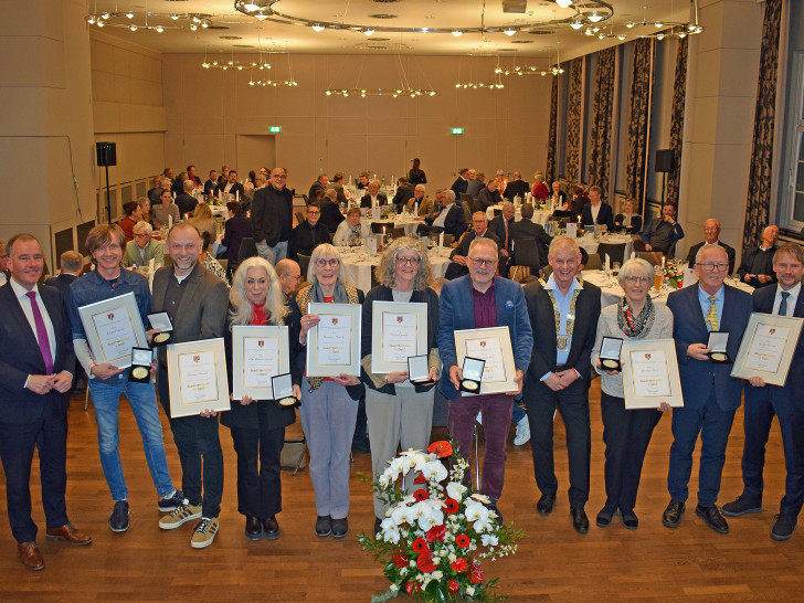 Die Geehrten mit den und Laudatoren (v. l.): Christian Striese, Adrian Polewka und Damian Polewka (stellvertretend für die Band nullbock), Elke Behmer-Geisler, Rosemarie Hinrichs, Sabine Genther, Claus Griesbach, Frank Klingebiel, Monika Metze, Rainer Kreismer und Stefan Klein.