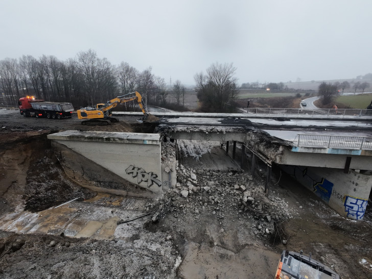 Der Abriss der Brücke hat begonnen.