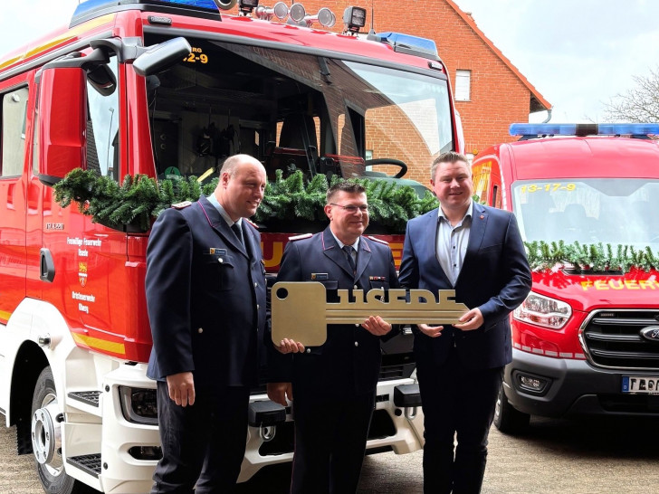 Carsten Schmidt, Tobias Friedrichs und Nils Neuhäuser genannt Holtbrügge bei der Übergabe des neuen Fahrzeugs.