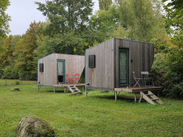 Am Stadtbad Okeraue können nun Tiny Houses gemietet werden.