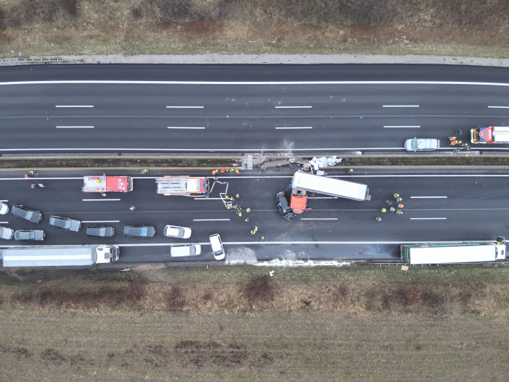 Die Autobahn soll noch bis mindestens heute Abend gesperrt bleiben.