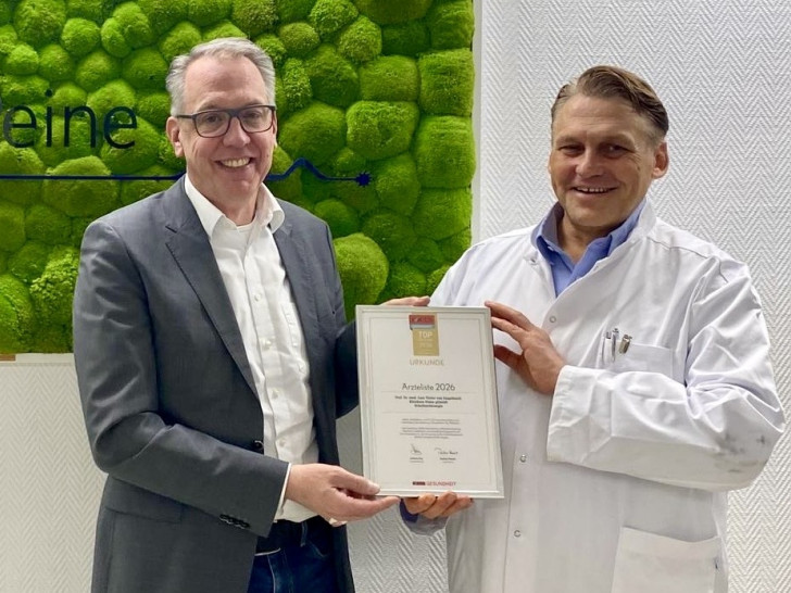 Geschäftsführer Dr. Dirk Tenzer (li.) und der Chefarzt Prof. Dr. Lars Victor von Engelhardt.