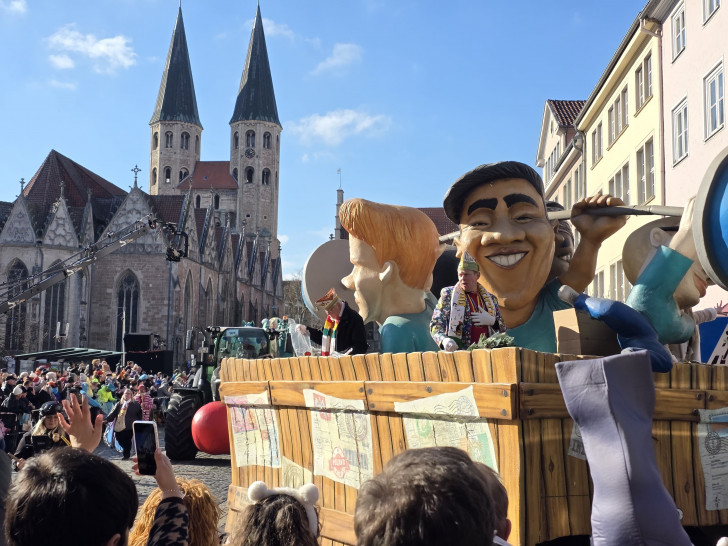 Weit mehr als 100 Motivwagen rollen durch Braunschweig.