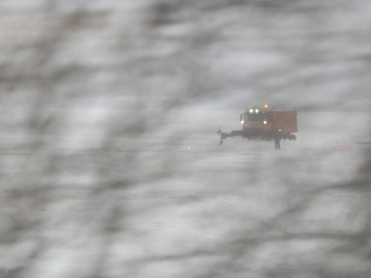 Streufahrzeug im Schnee (Archiv)