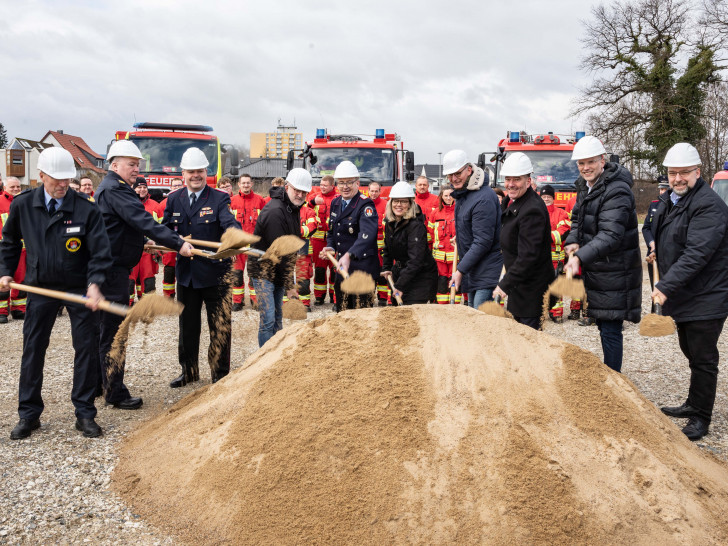 Mit dem ersten Spatenstich beginnt der Bau für das neue Feuerwehrgerätehaus in Thiede.
