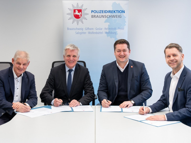 ährend der Unterzeichnung (v.l.): Frank Klingebiel Oberbürgermeister Stadt Salzgitter, Thomas Ring Polizeipräsident Polizeidirektion Braunschweig, Dr. Thorsten Kornblum Oberbürgermeister Stadt Braunschweig, Dennis Weilmann Oberbürgermeister Stadt Wolfsburg