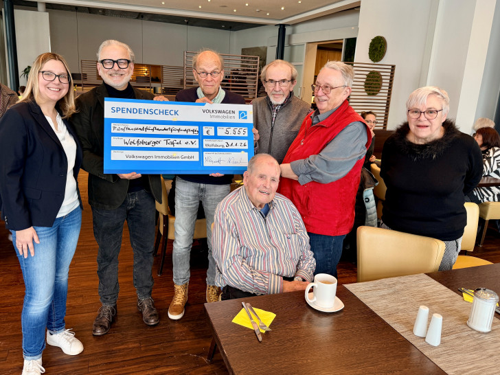 Maike Hecht (v.l.) und Ulrich Sörgel sowie Werner Carius, Hans Rühl, Detlef Conradt, Brigitte Lotz von der Wolfsburger Tafel und (sitzend) Frank Helmut Zaddach, einer der Gründungsmitglieder der Wolfsburger Tafel.
