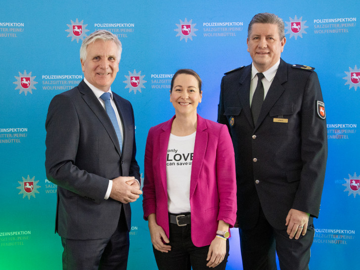 Bei der Amtseinführung (von links): Thomas Ring, Polizeipräsident der Polizeidirektion Braunschweig; Kriminaldirektorin Imke Krysta, Leiterin der Polizeiinspektion Salzgitter/Peine/Wolfenbüttel; Uwe Lange, Polizeivizepräsident der Polizeidirektion Braunschweig