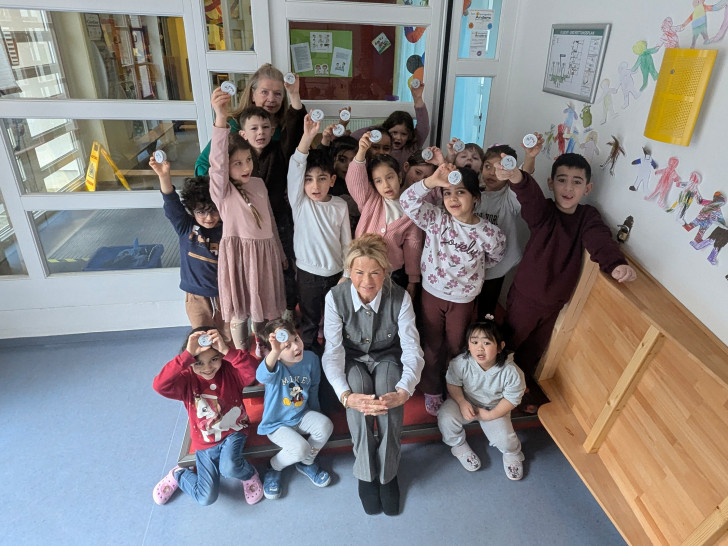 Es kann losgehen: Oberbürgermeisterin Urte Schwerdtner (vorne sitzend) hat die Taschenaschenbecher offiziell an die Kinder der Kindertagesstätte Kunterbunt und ihre Leiterin Birgit Kubitza (hinten li.) zur weiteren Verteilung übergeben.