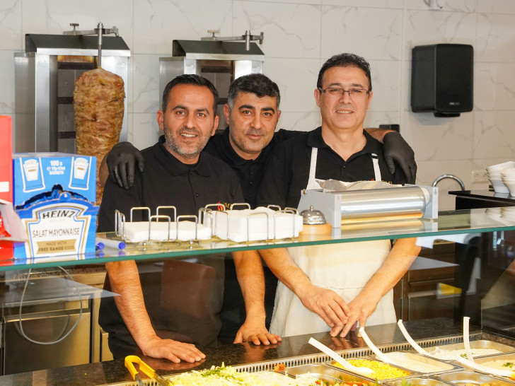 Das Team des Asmin bietet Spezialitäten vom Holzkohlegrill.