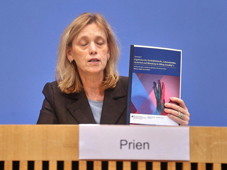 Karin Prien bei der Vorstellung einer Dunkelfeldstudie am 10.02.2026
