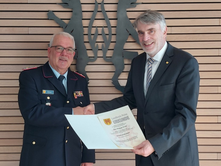 Landrat Henning Heiß (rechts) und Rüdiger Ernst bei der Ernennung.