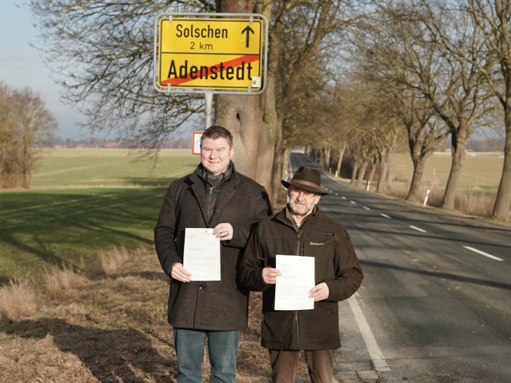 Bürgermeister Nils Neuhäuser genannt Holtbrügge und Ortsbürgermeister Berend Heinemann mit dem Anerkennungsbescheid des Landes Niedersachsen.