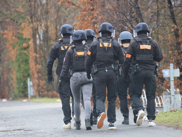 Die Spezialeinheit der Polizei war beim Einsatz in Salzgitter insbesondere an den Füßen überraschend unterschiedlich gekleidet.