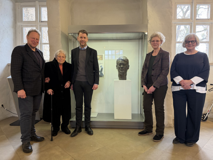 Margret Köhler (2. von links) war mit ihrem Sohn Dr. Michael Köhler (ganz links) und ihrer Tochter Christine Köhler-Riebau (2. von rechts) im Stadtmuseum, um die Bronzebüste ihres Mannes an Oberbürgermeister Dennis Weilmann (3. von links) und Museumsleiterin Monika Kiekenap-Wilhelm (ganz rechts) zu übergeben.