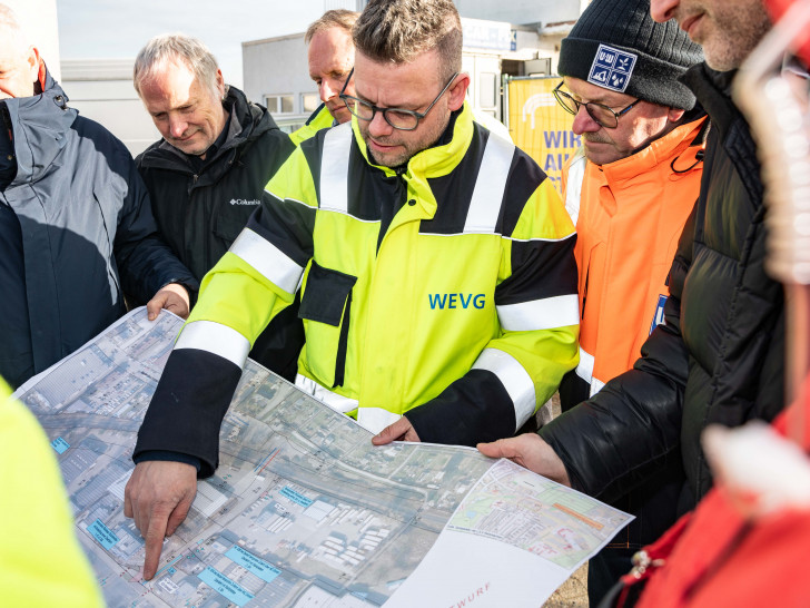 Björn Köllmann, Projektleiter Fernwärmeausbau bei der WEVG, erläutert die Pläne.