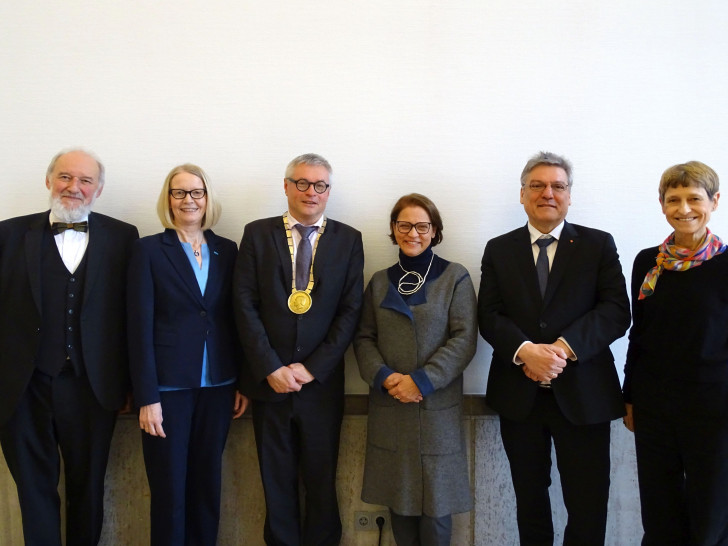 Prof. Dr. Reinhold Haux, Prof. Dr. Cornelia Denz, Professor Dr. Peter Burschel, Barbara Ester-Burschel, Staatssekretär Prof. Dr. Joachim Schachtner und Prof. Dr. Angela Ittel bei der Amtsübergabe an den neuen Präsidenten der BWG (v. li.).