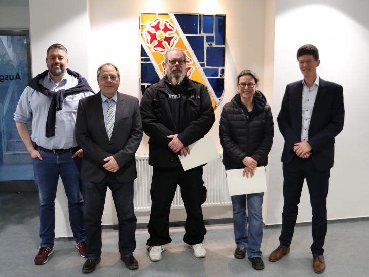 Markus Gonska (Gemeindearchiv), Dr. Hartmut Hoppenworth (Gemeindeheimatpfleger), Marcus Kobbe und Nina Kobbe (neue Ortsheimatpfleger Fürstenau) sowie Tobias Grünert (Gemeindebürgermeister) (v. li.).