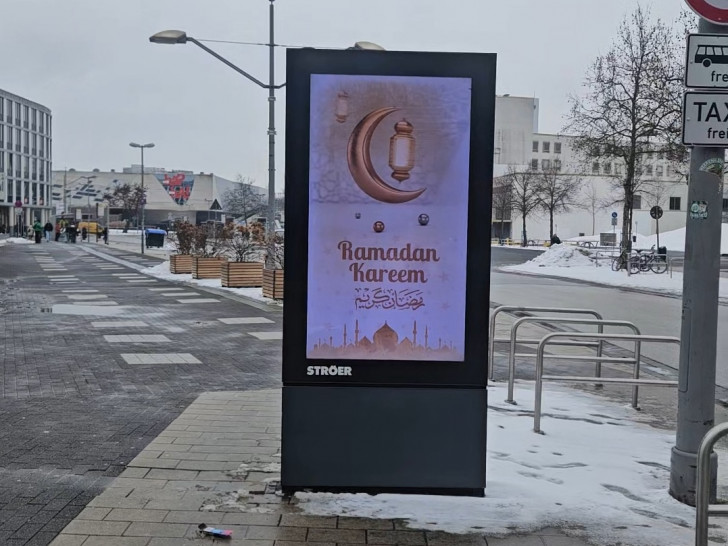 In diesem Jahr wird der Ramadan über die digitalen Stadtbildschirme sichtbar gemacht.