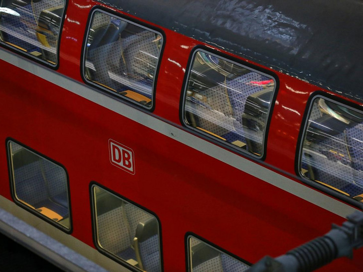 Regionalzug im Bahnhof (Archiv)