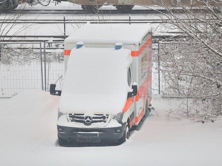 Rettungswagen im Schnee (Archiv)