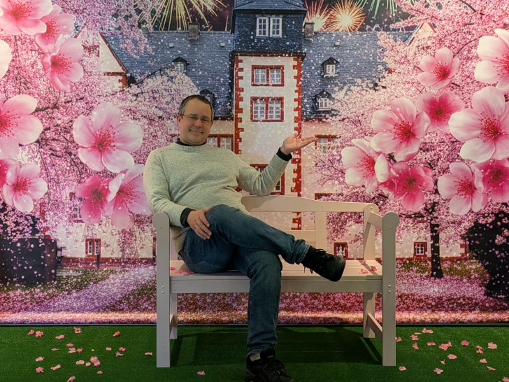 Museumsleiter Arne Homann lädt ein auf die rosa Bank im Schloss Salder.