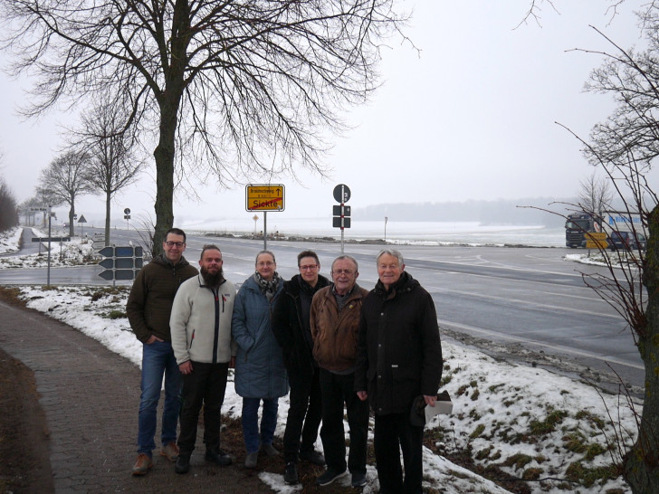 Beim künftigen Kreisel: Stefan Fenner, Ernie Grieshaber, Katja Bode, Melanie Klupp, Bodo Wutschel und Dr. Manfred Bormann (alle CDU) (v. li.).