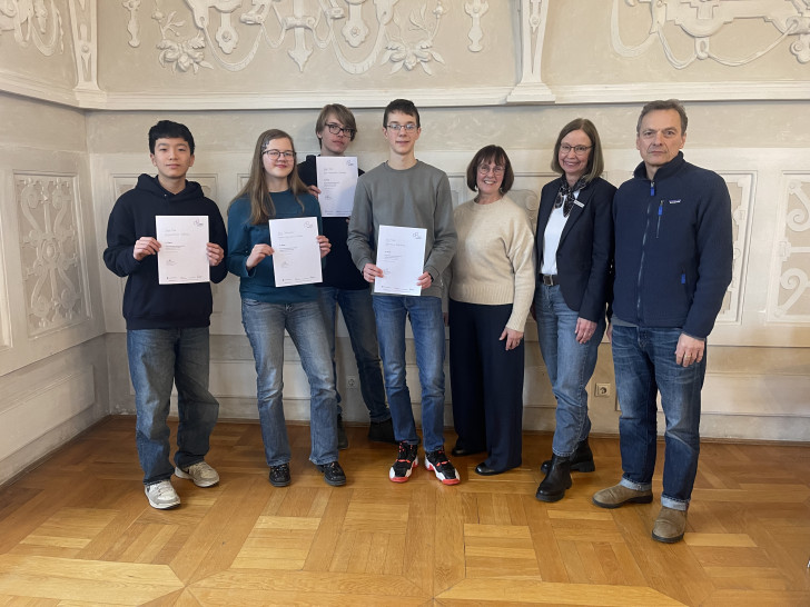 Die AG Jugend debattiert des Gymnasiums Anna-Sophianeum mit Lehrkräften.