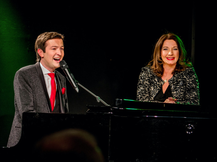 Gabriela Benesch und Alex Parker führen ihre Gäste auf eine musikalische Zeitreise.