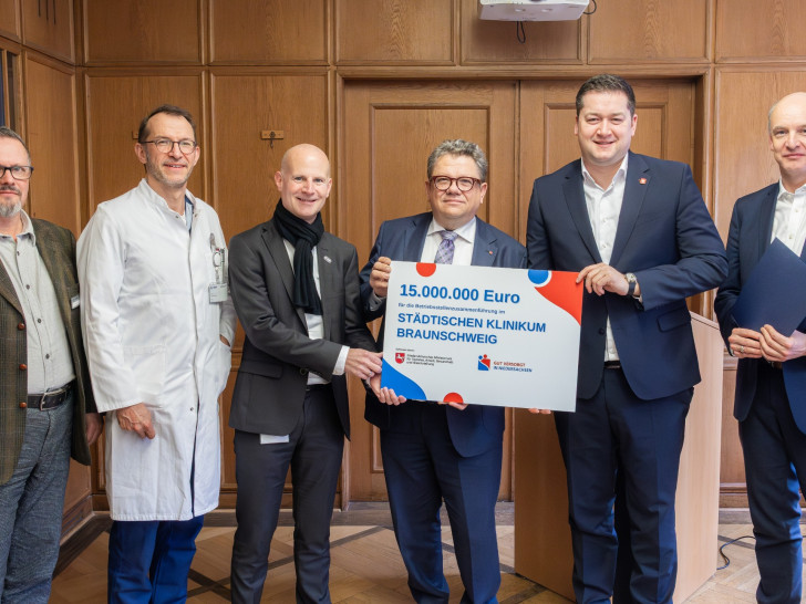 Das Städtische Klinikum Braunschweig nimmt den Fördermittelbescheid mit der Zusicherung von weiteren Finanzmitteln i. H. v. 1 5 Millionen Euro entgegen. (v. l. n. r.) Pflegedirektor Rick Pieger, Ärztlicher Direktor Prof. Thomas Gölsing, Geschäftsführer Sascha Altendorf, Minister für Soziales, Arbeit, Gesundheit und Gleichstellung Dr. Andreas Philippi, Oberbürgermeister Dr. Thorsten Kornblum, Erster Stadtrat und Aufsichtsratsvorsitzender der Städtisches Klinikum Braunschweig gGmbH Christian Geiger.