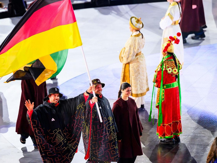 Die deutschen Fahnenträger Tobias Wendl und Tobias Arlt bei der Olympia-Schlussfeier am 22.02.2026