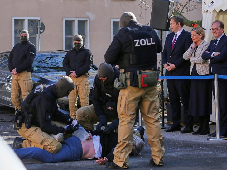 Lars Klingbeil, Stefanie Hubig und Alexander Dobrindt bei einer praktischen Einsatzvorführung durch Spezialkräfte des Zolls am 25.02.2025