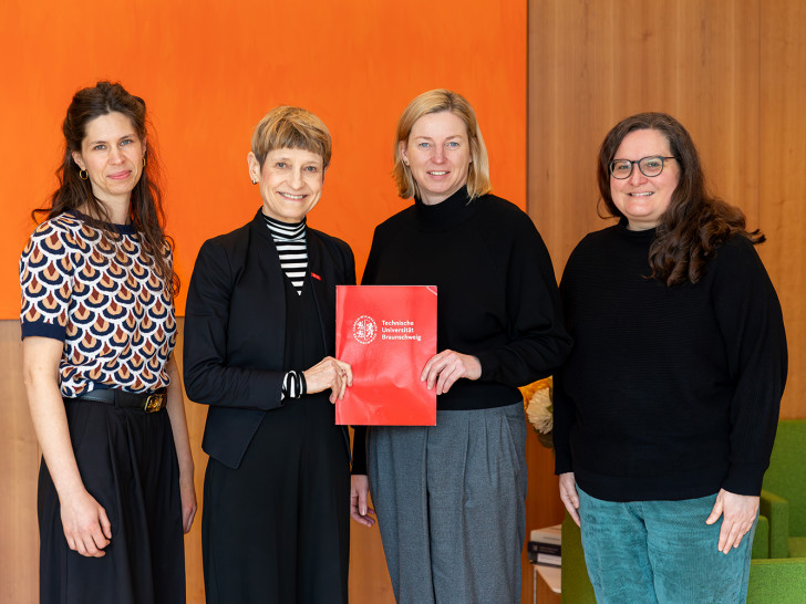 Franca Özkan (Antidiskriminierungsstelle Braunschweig), Prof. Angela Ittel (Präsidentin TU Braunschweig), Kersten Hartmann-Moos (VHS Braunschweig) und Theresa Wegner (stellvertretend für Anouk Almstedt, TU Braunschweig / Strategische Hochschulentwicklung) (v. li.).
