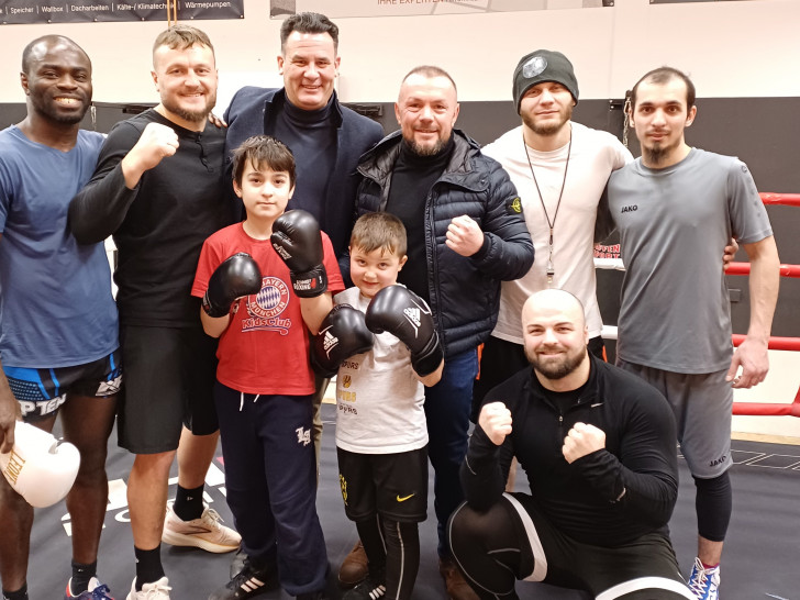 Mitglieder des Boxclubs Gifhorn, Mitte Gifhorns Bürgermeister Matthias Nerlich, rechts daneben Andreas Strom, 1. Vorsitzender des Boxclubs.