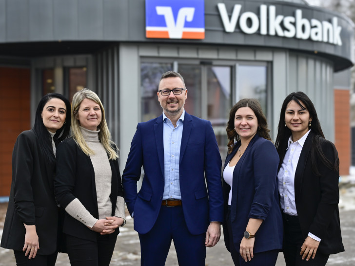  Das Team der Volksbank BRAWO in Lengede lädt zum Tag der öffnen Tür am 7. Februar 2026 ein: Cigdem Batuk, Christin Scherger, Marcel Lang (Filialverbundleiter), Meike Peschelt und Alejandra Garcia.
