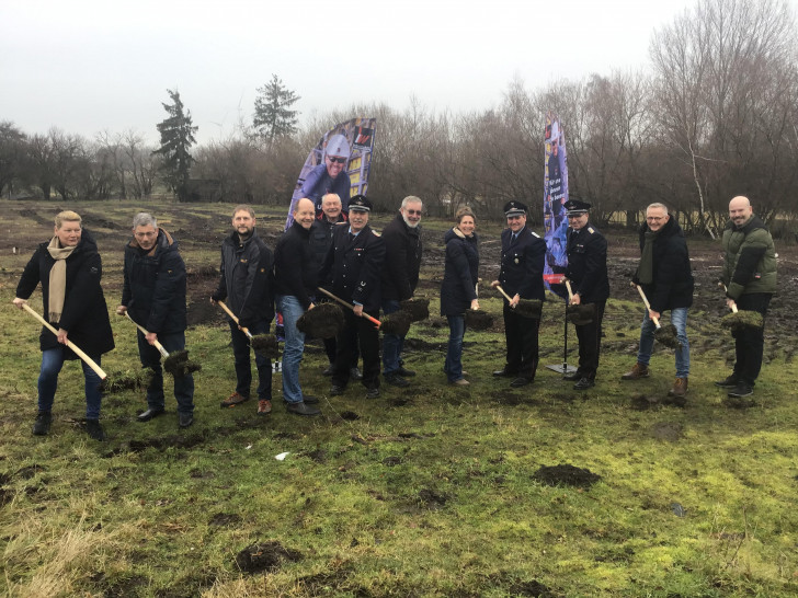 Lachende Gesichter beim ersten Spatenstich durch Politik, Verwaltung, Feuerwehr und Planungsbüro.