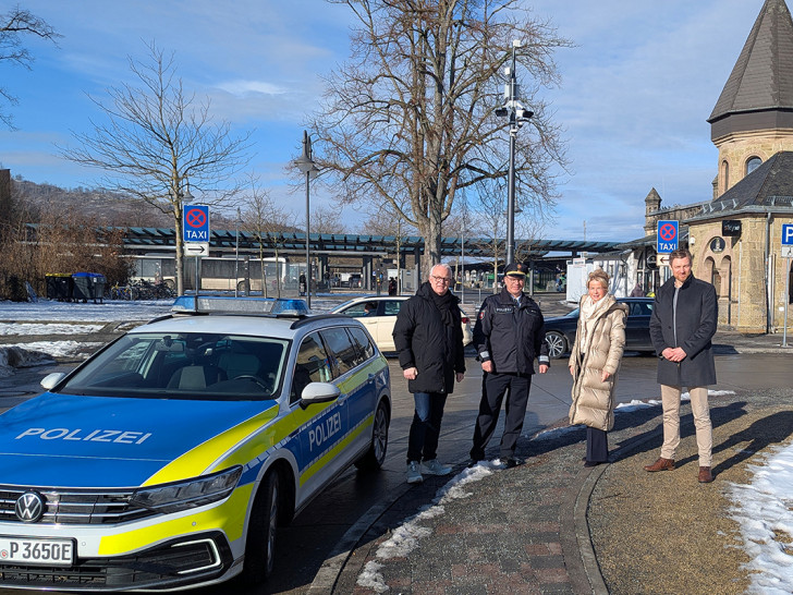 Oberbürgermeisterin Urte Schwerdtner (2. v. re.) und der Leiter der Polizeiinspektion Goslar, Rodger Kerst (2. v. li.), nehmen zusammen mit dem Fachdienstleiter für Sicherheit und Ordnung der Stadt Goslar, Tim Meißner (li.), und Sven Busse, Geschäftsbereichsleiter Bildung, Kultur und Ordnung der Stadt Goslar (re.), die Videoüberwachungsanlage am Bahnhof in Augenschein.