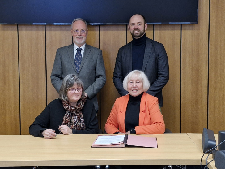 Bestätigten per Unterschrift die neue Partnerschaft: Henning Konrad Otto (li.), Malte Schneider, Heike Winschewski (vo. li.) und Sabine Siegmund.