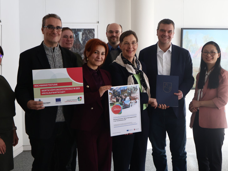 Übergabe der Förderbescheide im Kreishaus (von links): Sandra Lindemann ((Regionalmanagerin Zukunftsregion SüdOstNiedersachsen), Dr. Daniel Tomowski (WiReGo), Paula Burfeind (TU Clausthal), Prof`in Dr. Ani Melkonyan-Gottschalk (Department Sustainable Industrial Ecosystems an der TU Clausthal), Dr. Kais Rasenack (TU Clausthal), Landesbeauftragte Dr. Ulrike Witt, Landrat Dr. Alexander Saipa und Phuong Dang-Böttcher (Koordinatorin Zukunftsregionen beim Landkreis Goslar).   
