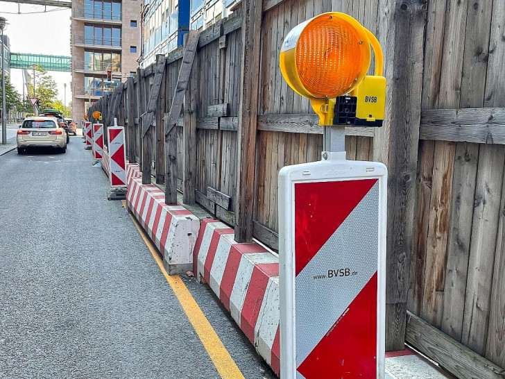 Leitbaken an einem Baustellenzaun (Archiv)
