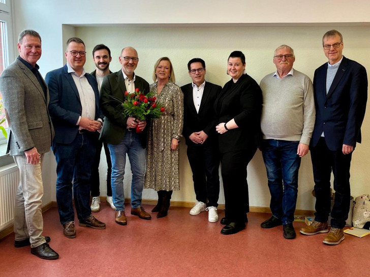 Jens Drake( mit Blumenstrauß) nach seiner Wahl mit Wegbleiter:innen (von links) Dr. Peter Abramowski, Jan Schröder, MdL, Malte Scheffler, Dunja Kreiser, Martin Albinus, Julia Perkowski, Burkhard Wittberg und Detlef Kaatz.