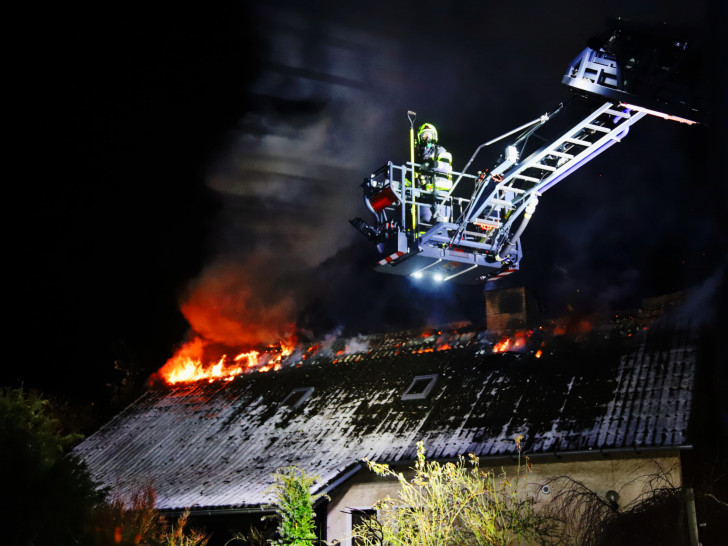 Die Einsatzkräfte bei Beginn des Einsatzes auf der Drehleiter.