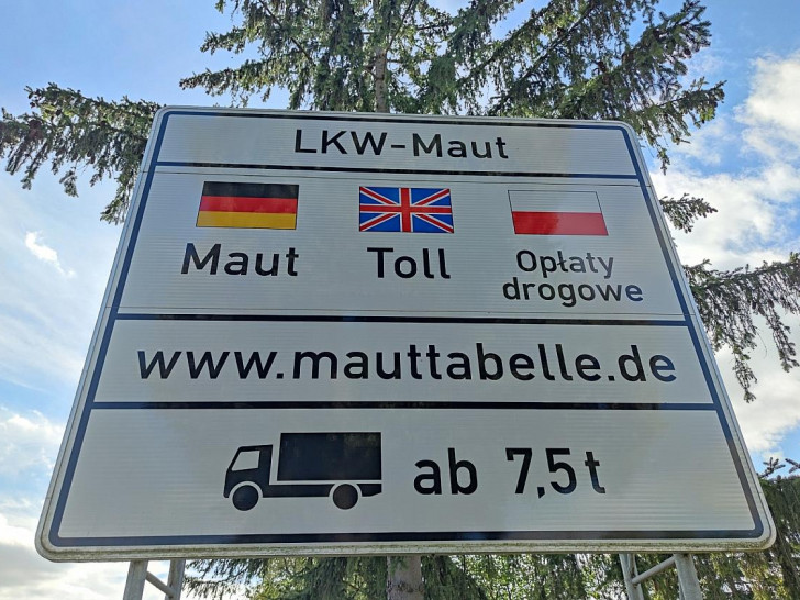 Hinweisschild auf LKW-Maut (Archiv)