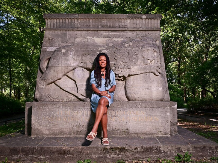Künstlerin Patricia Kaersenhout vor dem Kolonialdenkmal Braunschweig.
