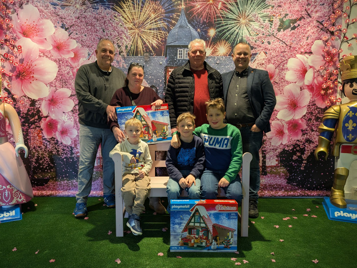 Freuten sich mit Museumsleiter Arne Homann (hinten 1. v. re.) über die Geschenke: Christian Reyers mit Philipp und Henning sowie Monja und Klaus Rohner mit Jake.