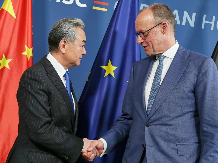 Wang Yi und Friedrich Merz (Archiv)