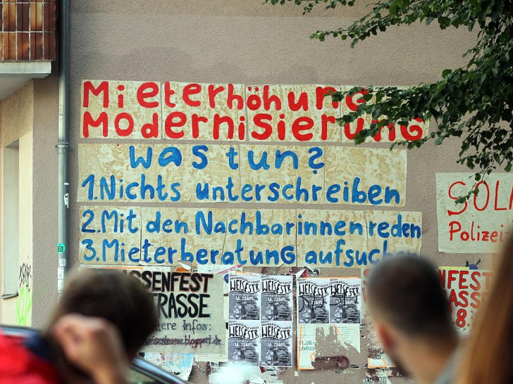 Fassadenbeschriftung gegen Mieterhöhungen (Archiv)